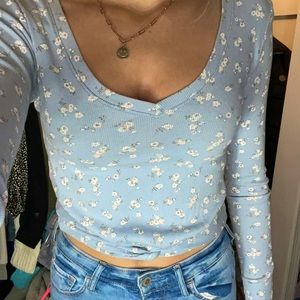 xsmall hollister flower design top with knot on bottom
